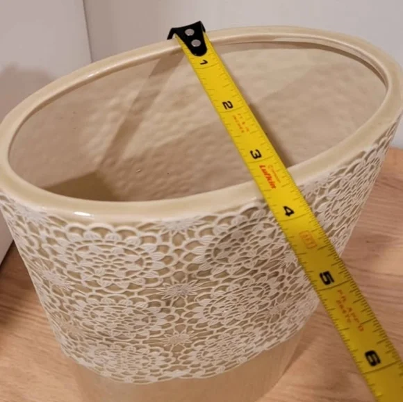 Elegant Tan and White Lace Design Vase - Picture 5 of 8